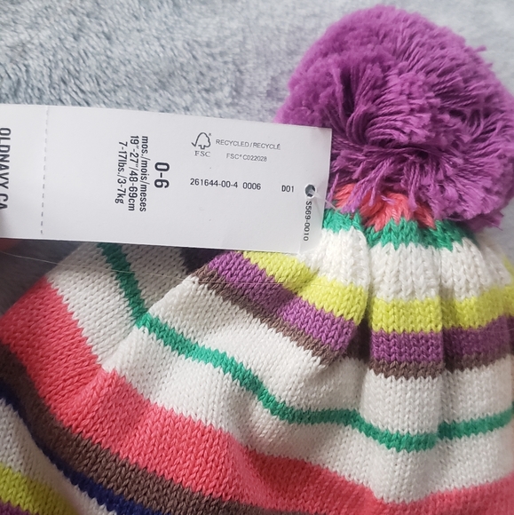 New Old Navy Winter Pompom Baby Girl's hat 0-6 months - Picture 3 of 3